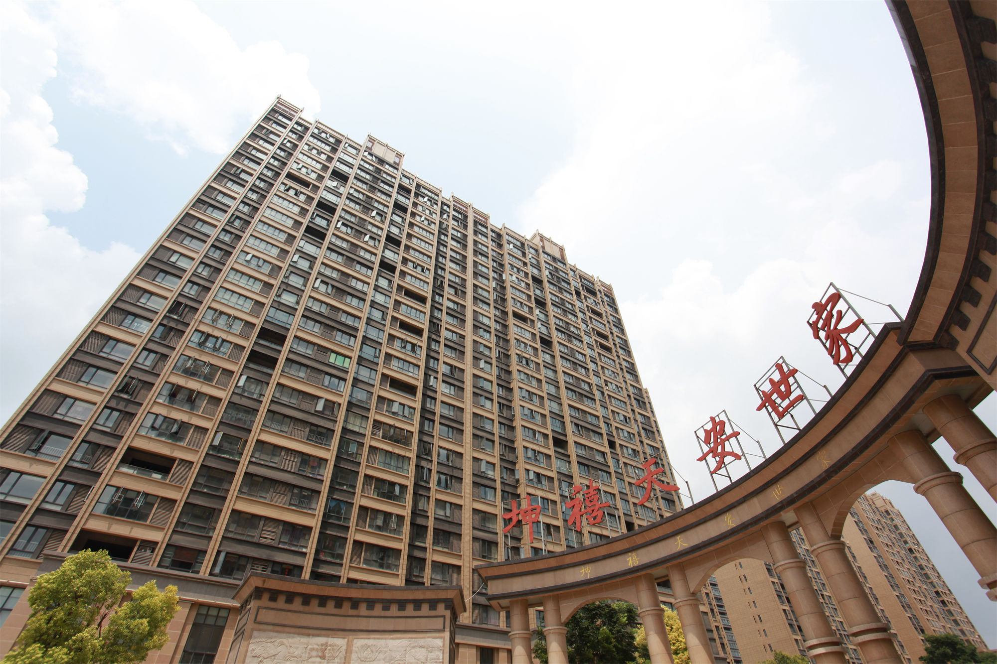 ZKO中凱 外墻填平膩?zhàn)?/>
		</div>
		<strong>產(chǎn)品簡(jiǎn)介：</strong>
		<article><p>K909外墻平底膩?zhàn)邮墙ㄖ苛吓涮椎幕奶幚聿牧?，采用水泥，精選細(xì)得料及聚合物添加劑合理配制而成。</p></article>
		<article><p style=